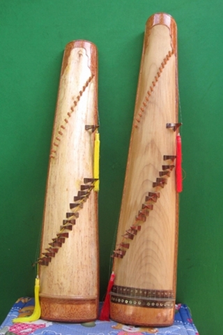 Hai lão nghệ nhân chế bộ nhạc cụ từ cây dừa